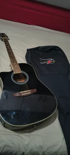 Violão para canhoto (esquerdo).