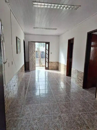 Casa com 3 dormitórios, sendo 1 suíte, e 4 vagas de garagem no bairro Sarandi