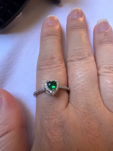 Anel prateado tamanho 20 com coração verde e pedras brancas inspiração pandora Swarovski