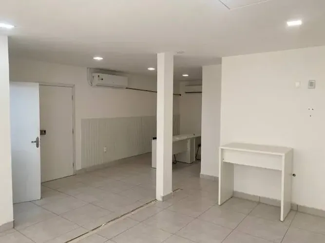 Sala comercial térrea no Bairro dos Ipês.
