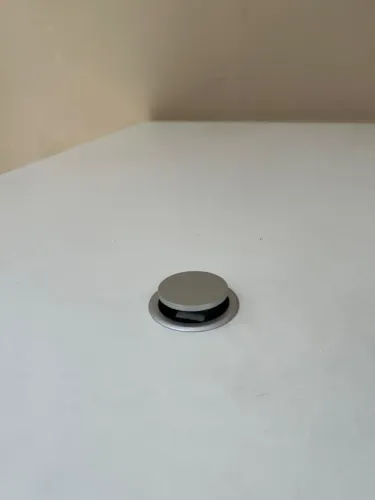 Mesa para escritorio em mdf com torre de tomadas
