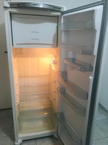Vende-se geladeira cônsul 342.litros  bom uso 650.00