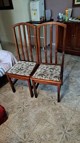 Mesa com seis cadeiras