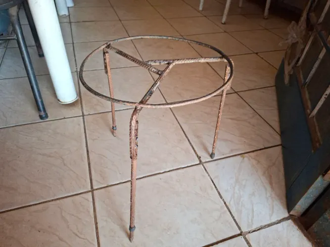 TRIPÉ DE FERRO PEQUENO PARA PLANTAS 