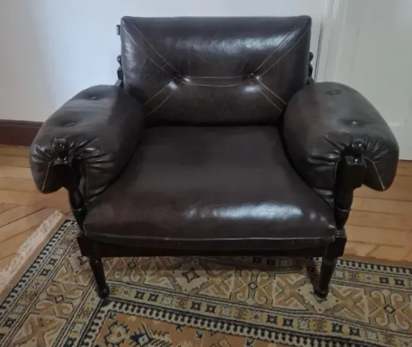 Poltrona Clássica Vintage em Couro Legítimo e Madeira Jacarandá Maciça pintada preta.