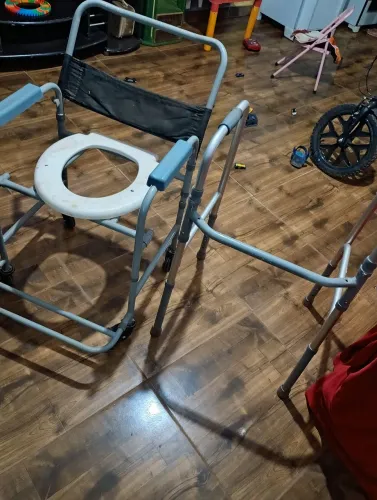 VENDO CADEIRA DE BANHO E ANDAJA NOVOS