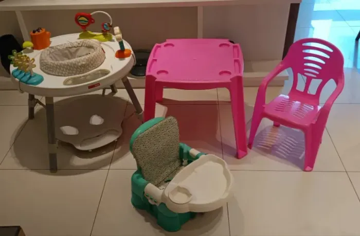 mobiliário infantil: centro de atividades + cadeira de alimentação + mesinha e cadeirinha
