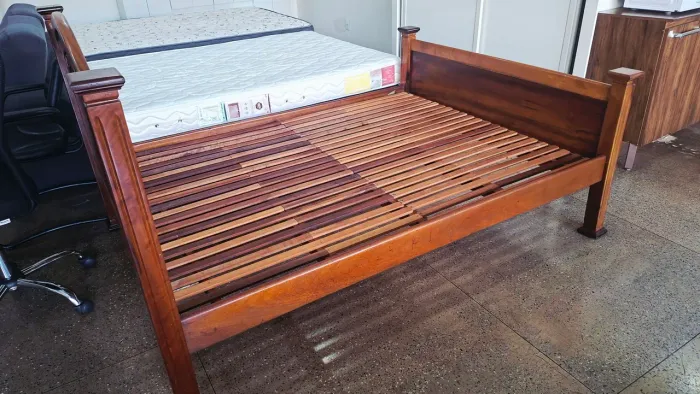 Cama de madeira casal