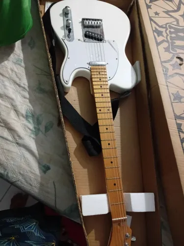 Vendo Guitarra zerada na caixa marca:tagima
