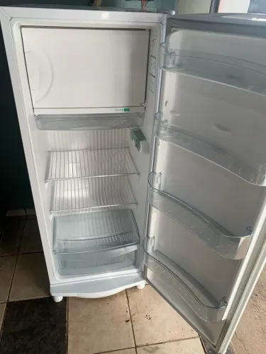Vendo essa geladeira consul degelo seco