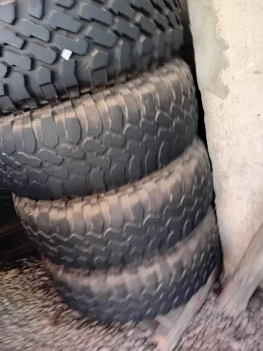 5 Pneus 255/70/16 Usados