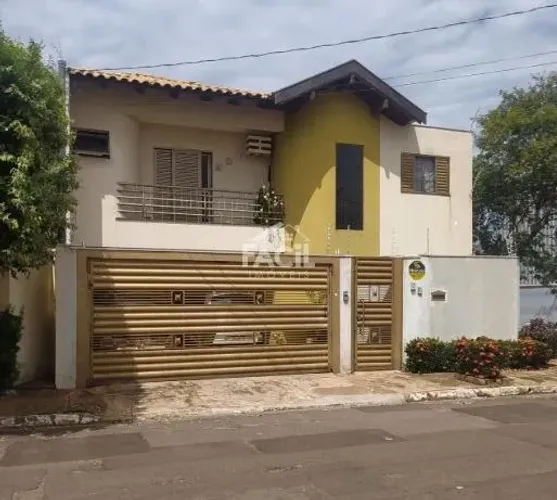 Sobrado à venda em Campo Grande, 4 dormitórios e 207m²