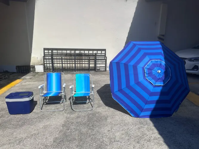 Kit praia com cadeiras, guarda sol e cooler (usados 4 vezes).
