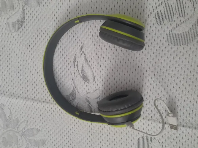 Fone de ouvido com bluthu radio fm pega cartão de memoria