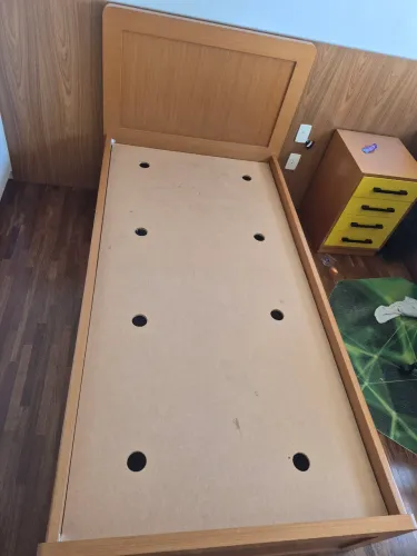Cama solteiro em madeira