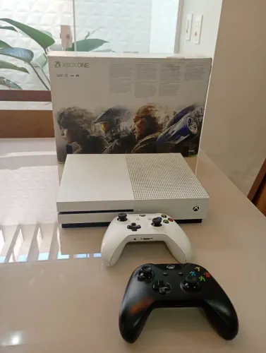 Xbox one s semi-novo por 1.400
