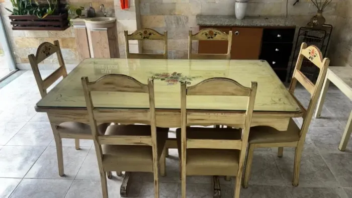 Mesa madeira sucupira com tampo vidro com 6 cadeiras medindo 1,60x90