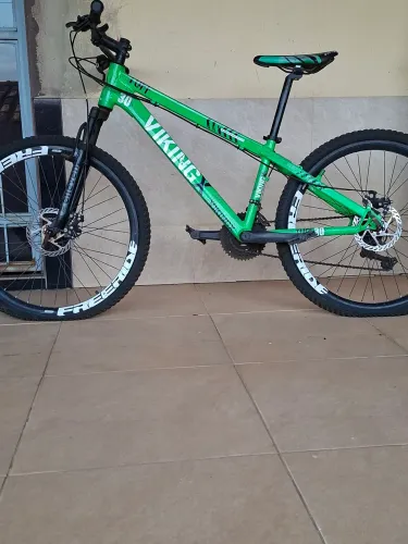 Vende bicicleta viking aro 26 tuff 30, precisa de manutenção. 