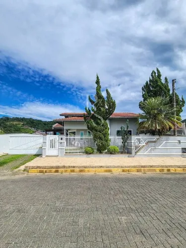 Seu Novo Capítulo Começa Aqui: Espaçosa Casa no Amizade, Guaramirim!