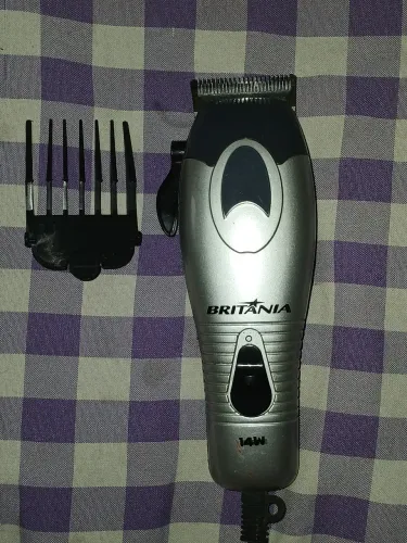 Máquina de Cortar Cabelo Britânia 14W - Com Pente e Cabo Longo (1,80m)