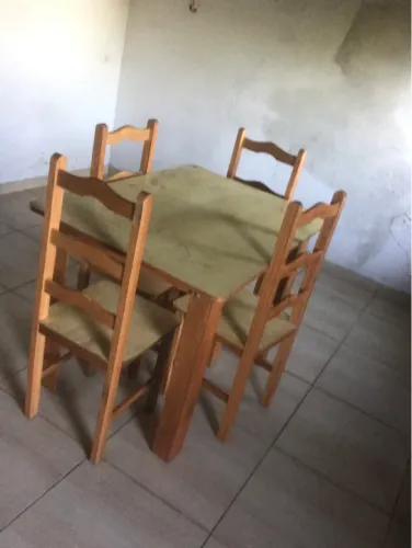 Mesa de madeira 400$ valor negociável