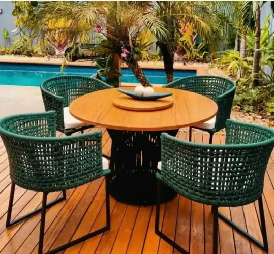 CONJUNTO MESA DE MADEIRA COM PRATO GIRATÓRIO + 4 CADEIRAS DE CORDA NÁUTICA
