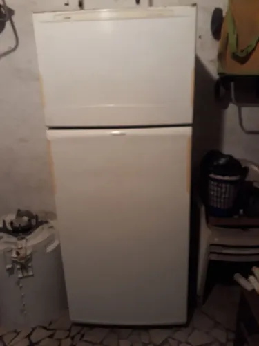 Geladeira Brastemp duplex não está gelando em baixo.