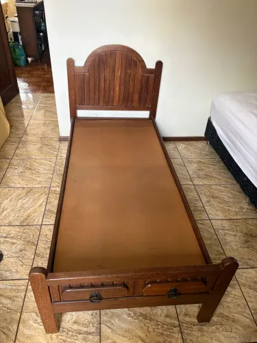 Cama de solteira madeira maciça