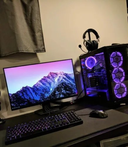 Setup completo com PC gamer, monitor, teclado e mouse