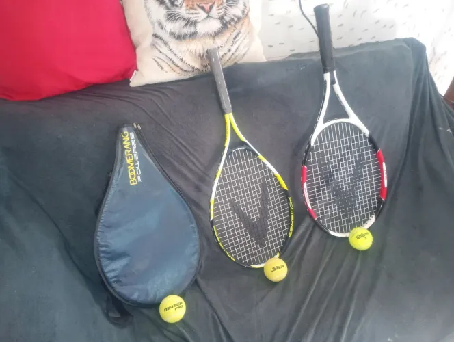 Raquetes de tênis com bolas