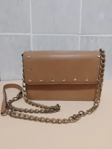 Bolsa Transversal Caramelo com Tachas e Corrente