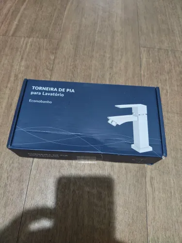 Torneira de pia para banheiro de metal brilhoso e anti corrosão novo na caixa