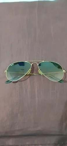 ÓCULOS RAI BAN AVIATOR ORIGINAL NOVO . TROCO EM CELULAR S22 OU S23 NORMAIS .