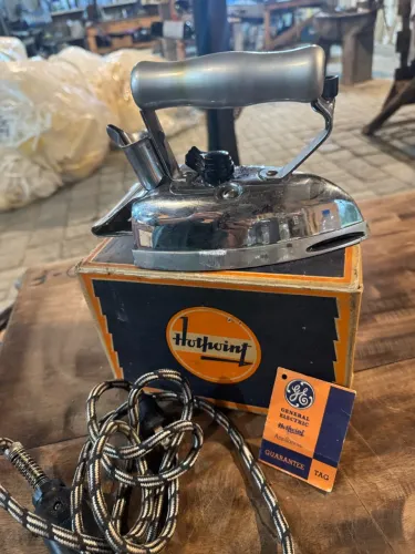 Ferro elétrico vintage Ge cromado com a caixa e etiqueta originais 