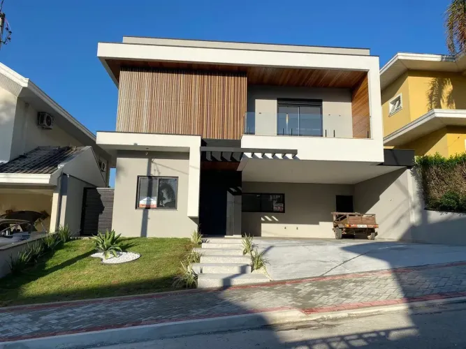 Luxo e Sofisticação no Altos da Serra V  Casa com 4 Suítes, Piscina e Pé Direito Duplo no 