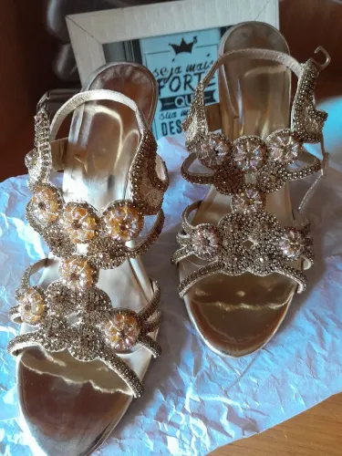 sandalia bordada a mão 36 dourado