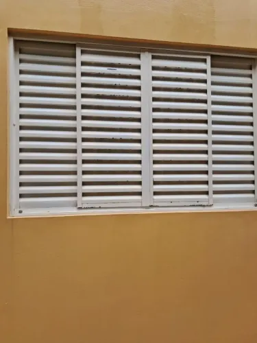 Janela Sassazaki 6 folhas semi nova 