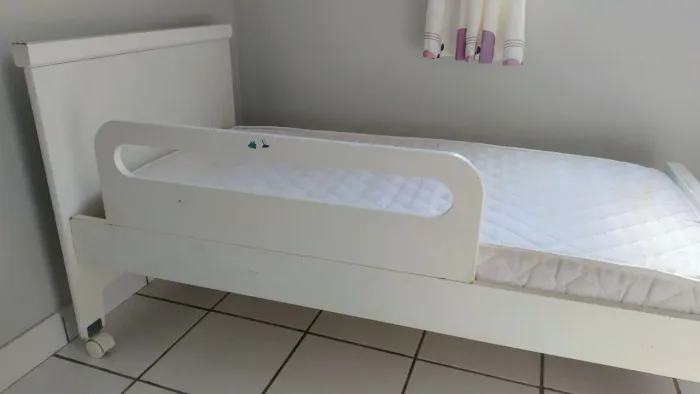 Mini cama com colchão 