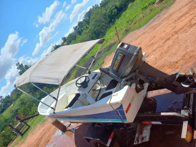 Lancha com motor e reboque