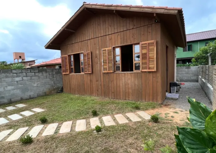 Casinha para temporada / Praia do Rosa