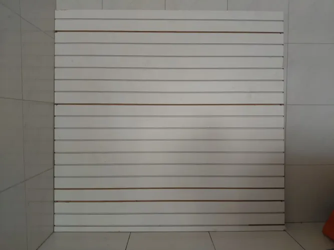 Painel canaletado com ganchos