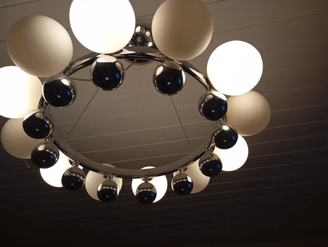 Lustre moderno cromado com 12 globos de vidro leitoso