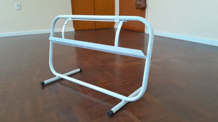 Suporte para bobina de papel kraft.