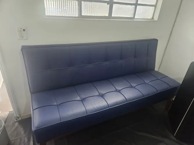 Sofá azul três lugares lindíssimo 