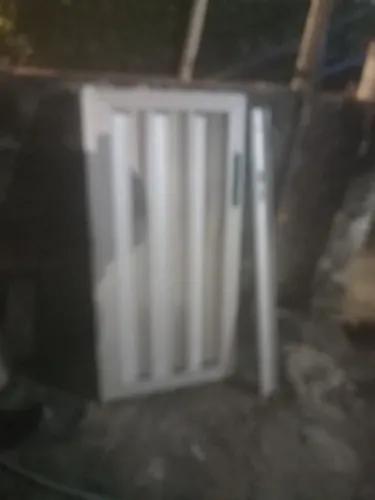 Portao de aluminio medindo 110 por 60 usado em ótimo estado.