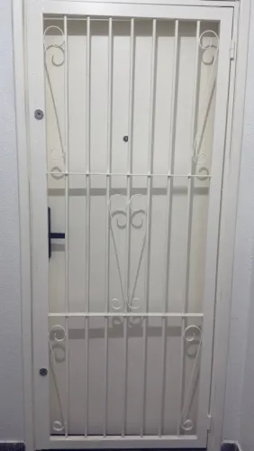 Vendo grade de ferro para porta de entrada.