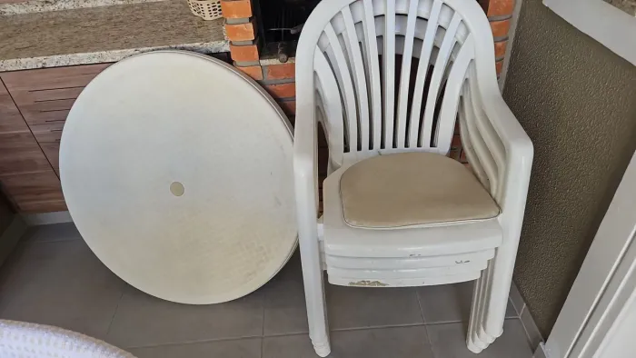 Vendo mesa redonda 4 cadeira Marca Grosfilex