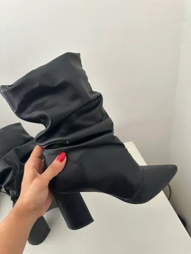 Bota Slouchy Feminina Cano Médio Salto Grosso Drapeado Preto