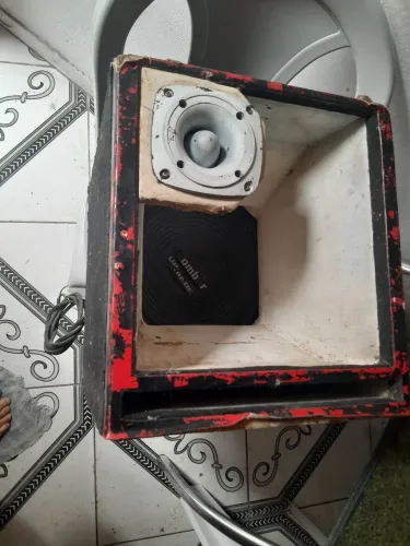 Caixa de som automotiva 