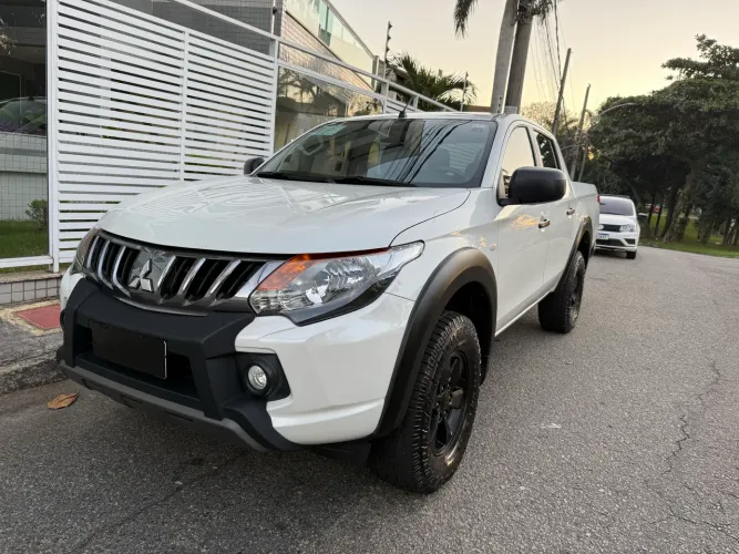 Mitsubishi L200 Tri. Outdo. GLS 2.4 CD 4X4 Die. AUT 2025